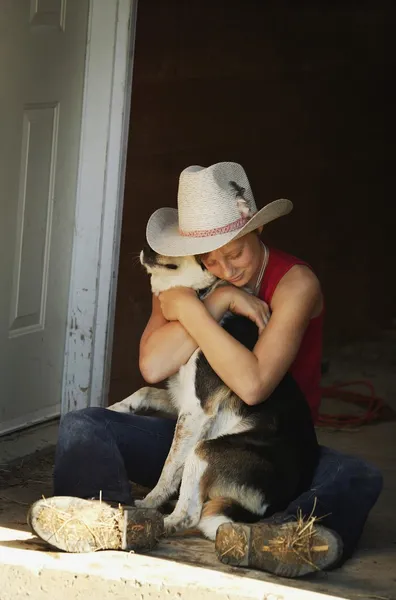Dziewczyna przytulanie jej pies — Zdjęcie stockowe