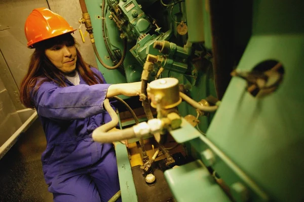 Vrouw in de industrie — Stockfoto
