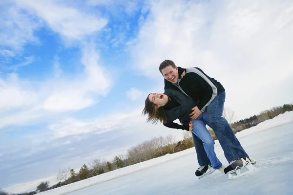 Casal jovem se divertindo em patins — Fotografia de Stock