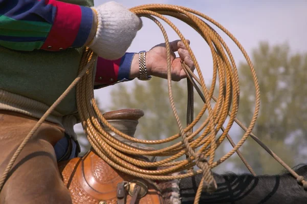 Cowboy på hästryggen förbereder lasso — Stockfoto