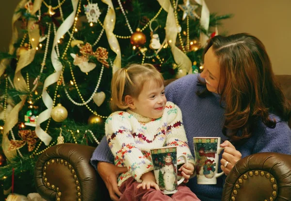 Läsa en bok på jul — Stockfoto