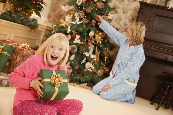 Enfant à Noël avec présent — Photo