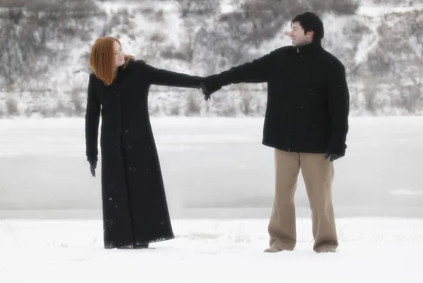 Pareja de pie en nieve — Foto de Stock