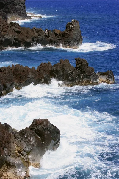 Хвилі на берег скелі — стокове фото