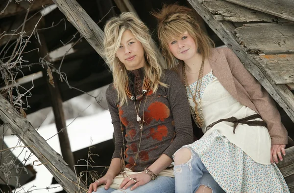 Zwei trendige Teenager-Mädchen — Stockfoto