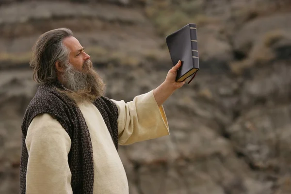 Mann hält Bibel hoch — Stockfoto