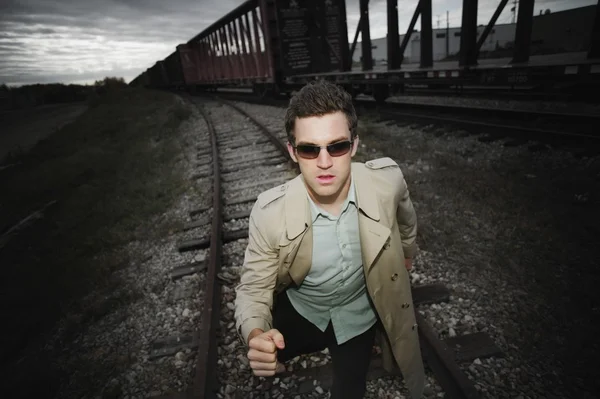 L'uomo corre accanto a un treno — Foto Stock