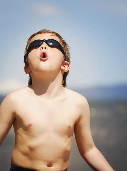 Kind dragen van een zonnebril — Stockfoto