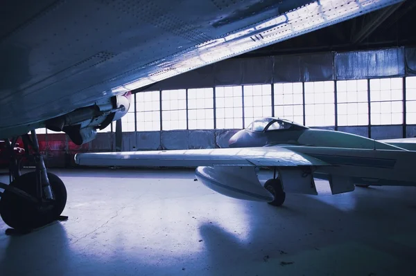 Vliegtuigen hangar — Stockfoto