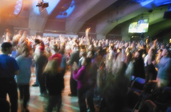 Um grupo de pessoas em um concerto — Fotografia de Stock