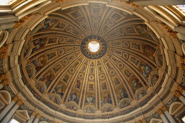 Mirando hacia la cúpula en la Basílica de San Pedro Ciudad del Vaticano Roma Italia — Foto de Stock