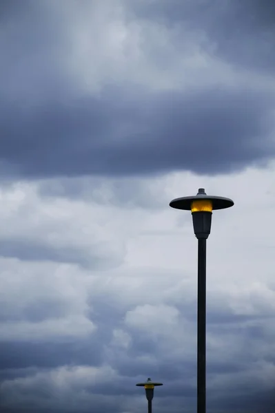 Posts de lâmpada e céu nublado — Fotografia de Stock
