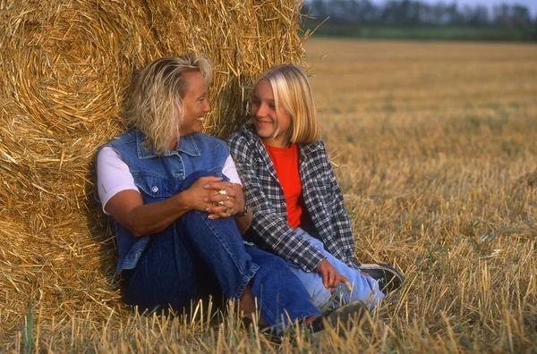 Maminka a dcera v hayfield — Stock fotografie