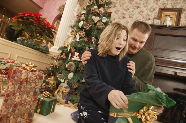 Openen van een geschenk — Stockfoto