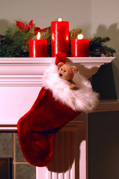 Vánoční punčocha visící z ohniště plášť — Stock fotografie