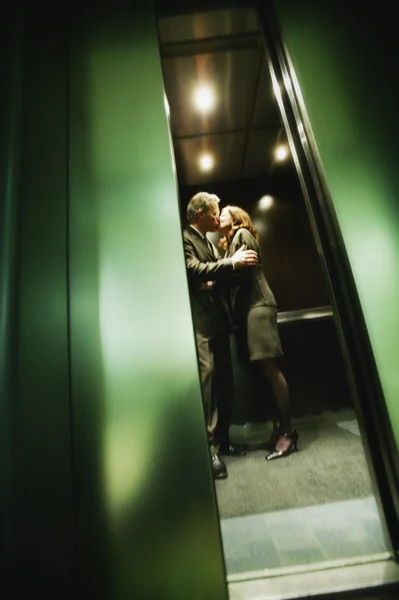 Paar zoenen in Lift — Stockfoto