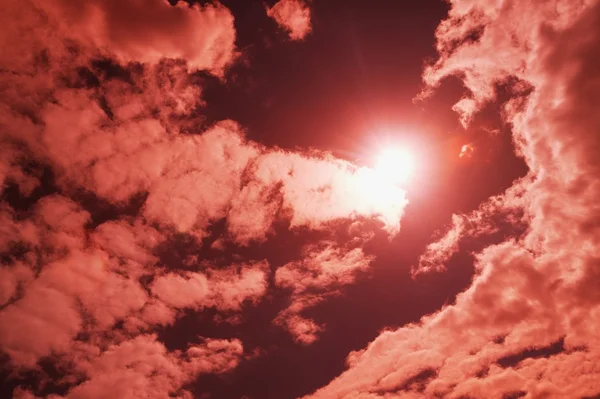 Cielo rojo y nubes — Foto de Stock