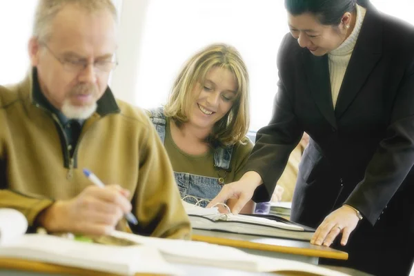 Studenti adulti con insegnante — Foto Stock