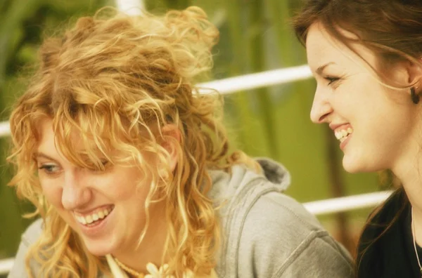 Две женщины смеются вместе — стоковое фото
