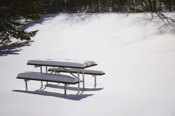 Pikniksitteplasser med snødekke – stockfoto
