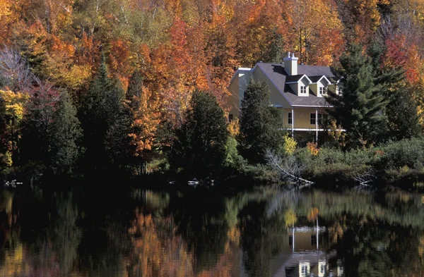 Huis op meer in de herfst — Stockfoto