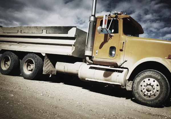 Zijaanzicht van dump truck — Stockfoto