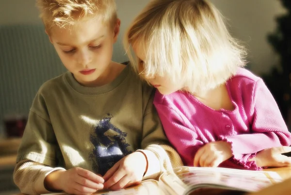 Deux enfants regardant le livre — Photo