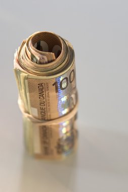 Kanadalı 100 dolar faturaları rulo