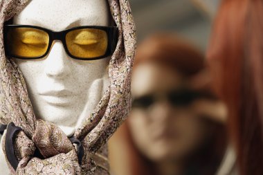 manken baş modelleme güneş gözlüğü ve eşarp