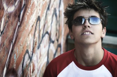 bir genç bir duvar grafiti tarafından