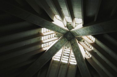 bir havalandırma ile ışık parlıyor