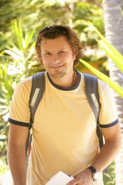 Sırt çantalı adam.