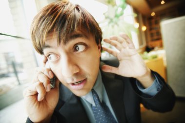 cep telefonu dinlerken adam