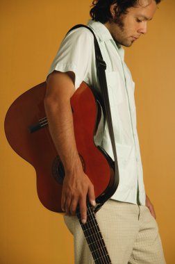 Gitarlı adam.