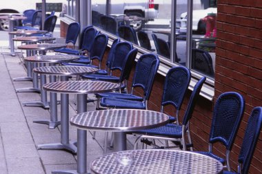 masa ve sandalyeler dışında