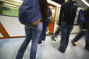 yolcular ve metro kapalı Başlarken