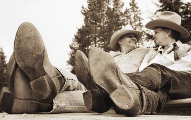 Çift birlikte oturmak