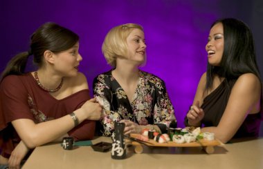 üç arkadaş bir Japon restoranı