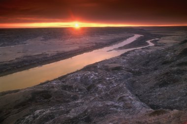 günbatımı kayalık ufukta, drumheller, alberta, Kanada