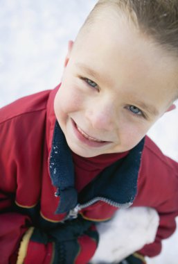 kocaman bir gülümseme ile çocuk