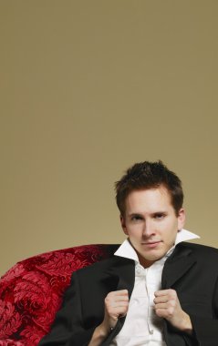 adam yumruklarını clenches