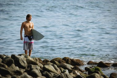 denize bakan sörfçü