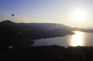 para planör uçuş göl üzerinde
