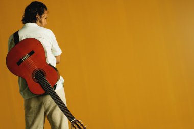 Gitarlı bir adam.