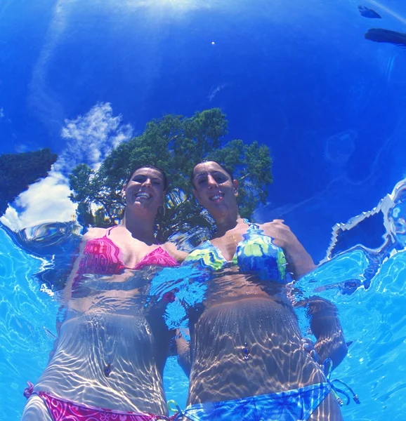 Pareja de mujeres jóvenes en la piscina —  Fotos de Stock