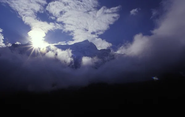 Bergtop in de wolken — Stockfoto