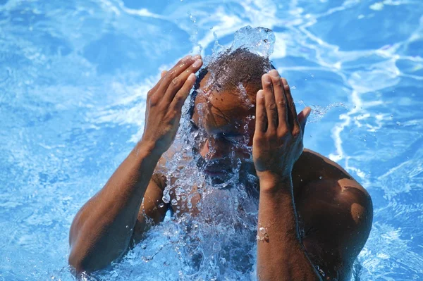 Mann im Schwimmbad — Stockfoto