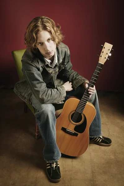 Teenager With Guitar — Stock Photo, Image