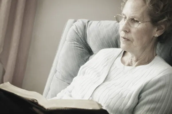 高齢女性の読書 — ストック写真