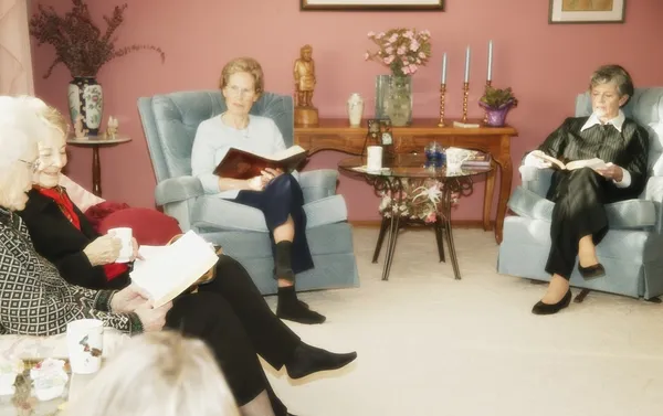 Gruppe von Frauen, die Bibel studieren — Stockfoto